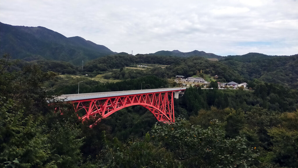 入ってすぐ見どころの三井野大橋