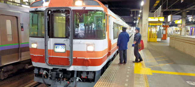特急「オホーツク」停車中