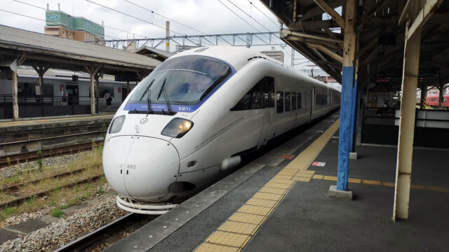 鳥栖駅に進入するかささぎ105号