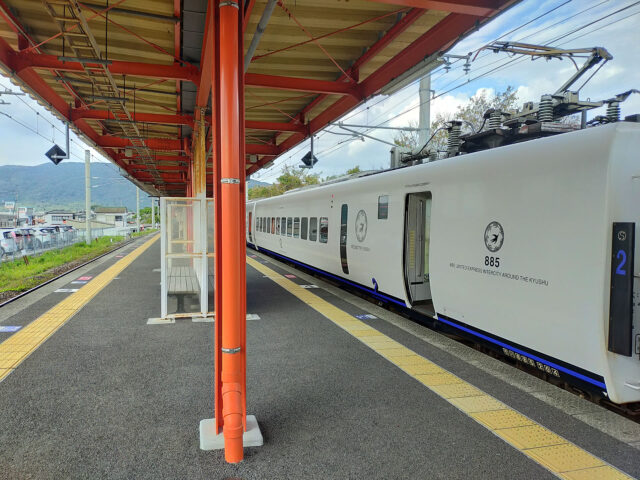 肥前鹿島駅に到着したかささぎ105号