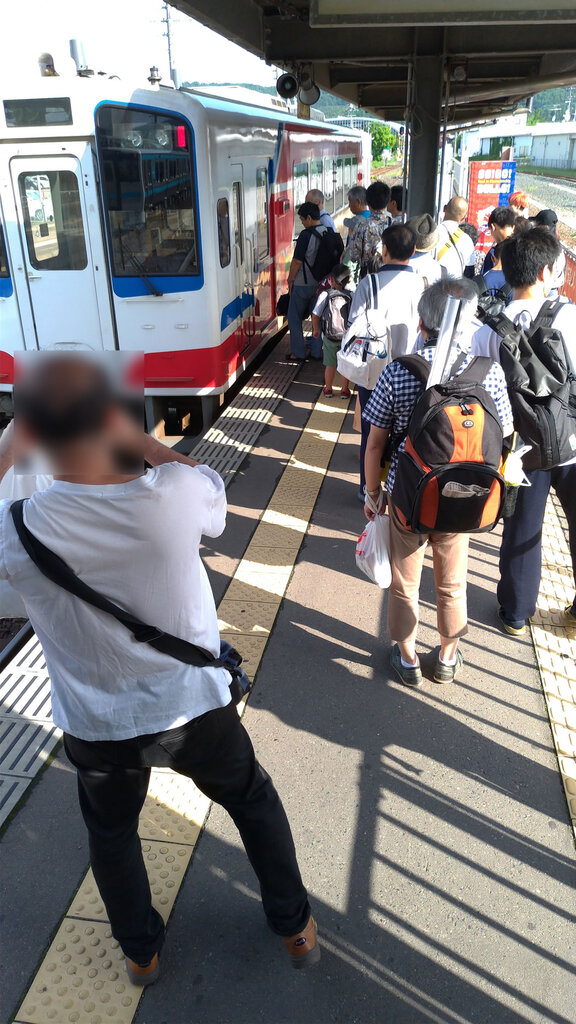 久慈駅で発車を待つ列車。