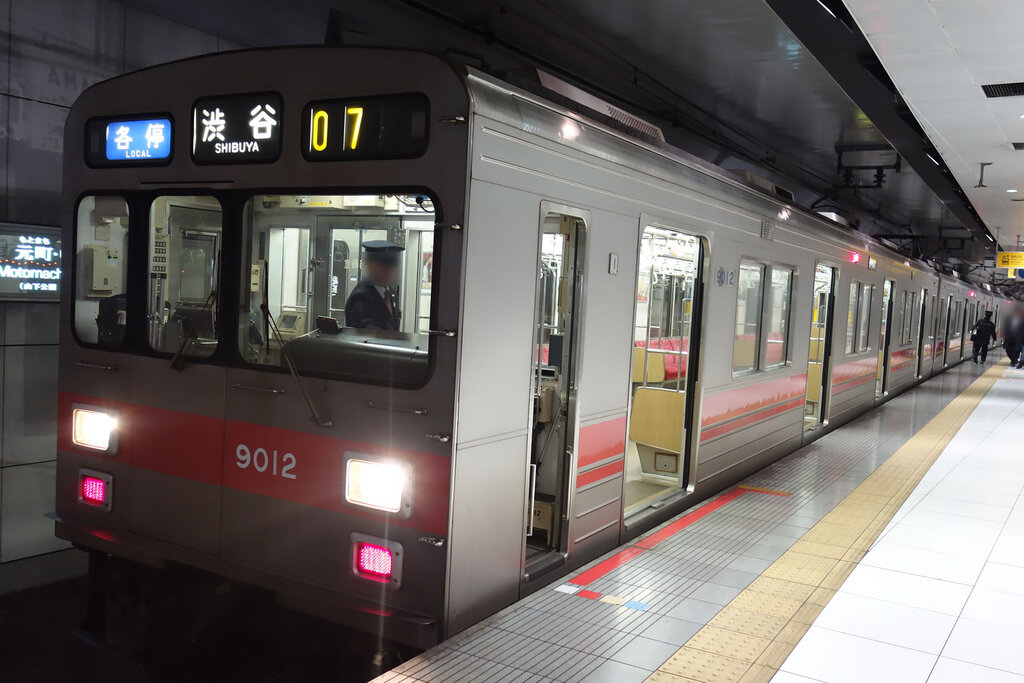横浜・中華街駅駅に到着した9000系電車