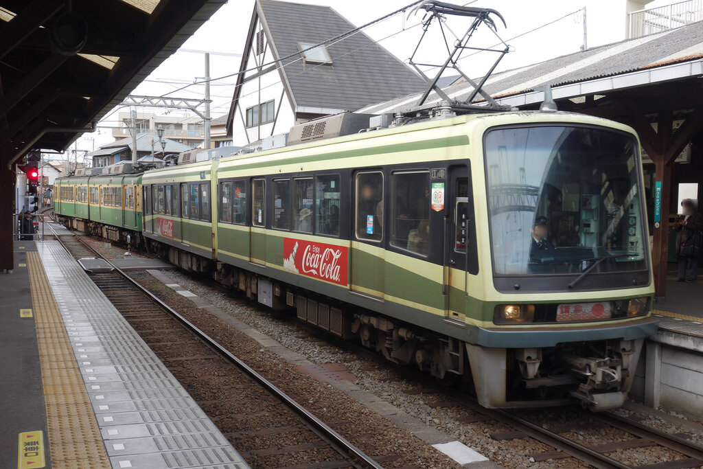 江ノ島駅で発車を待つ