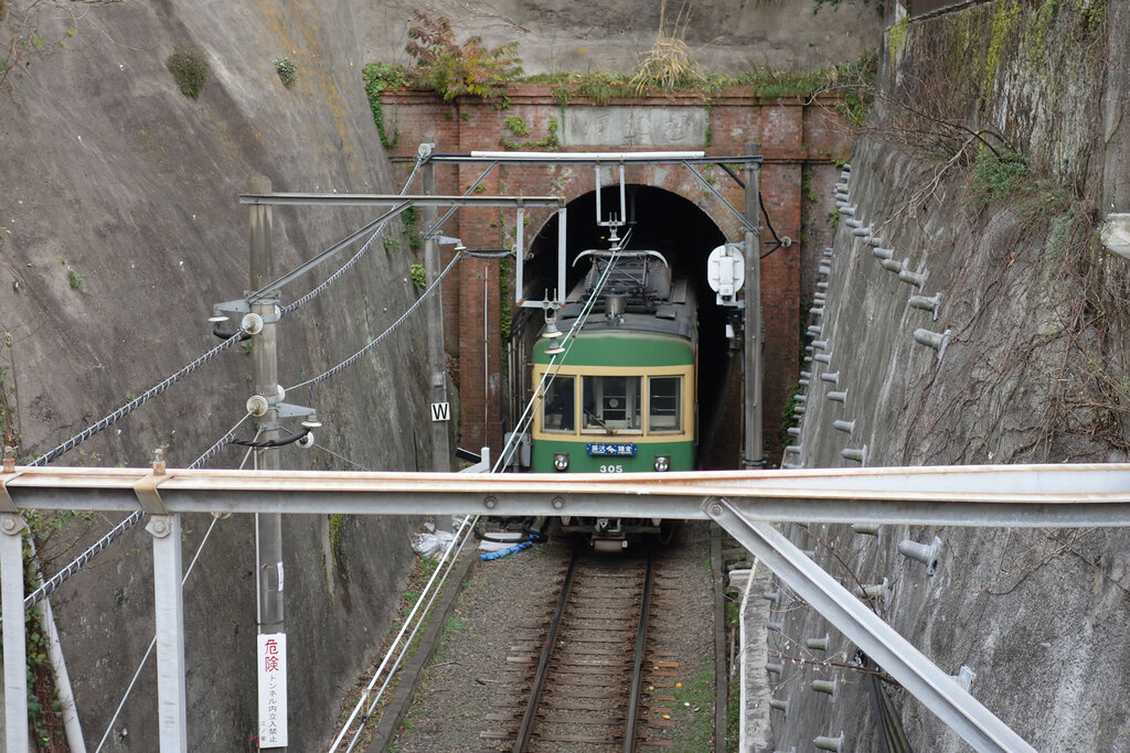 トンネルに入る300型電車