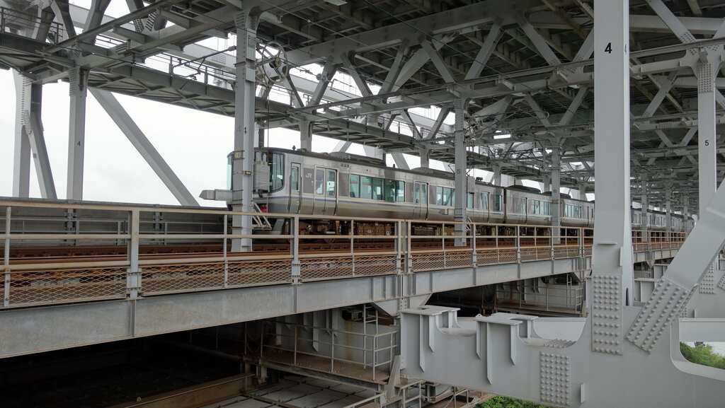 瀬戸大橋を通過する列車