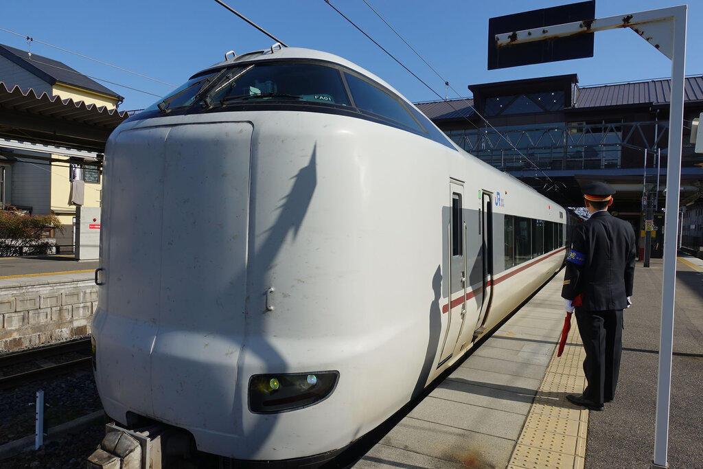 嵯峨嵐山駅に到着した「きのさき5号」