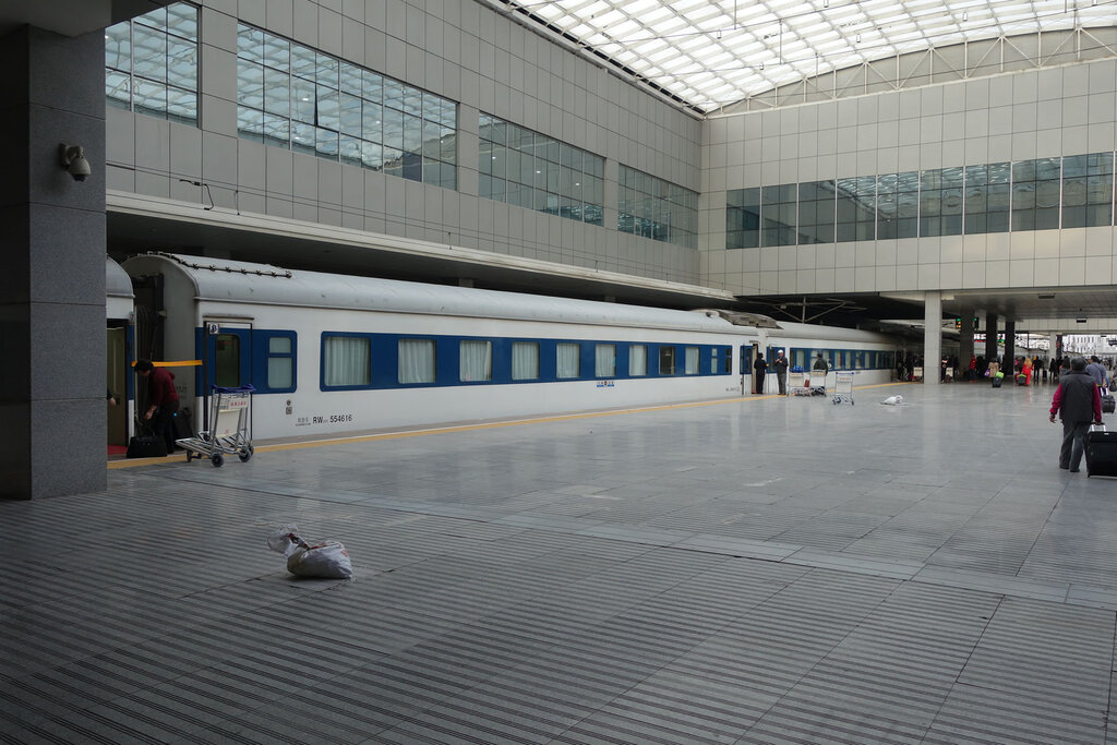 上海駅ホームに停車する九龍行き。車両は新鋭の25T型客車。最高時速160km/hで駆け抜けます。