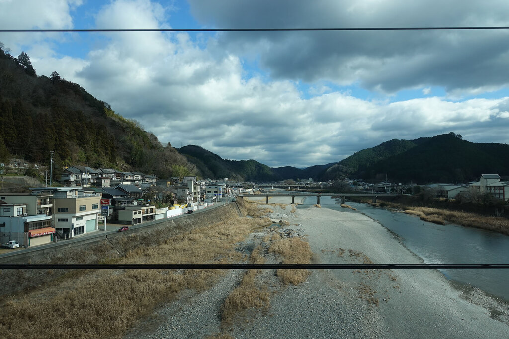 吉野川を渡る列車