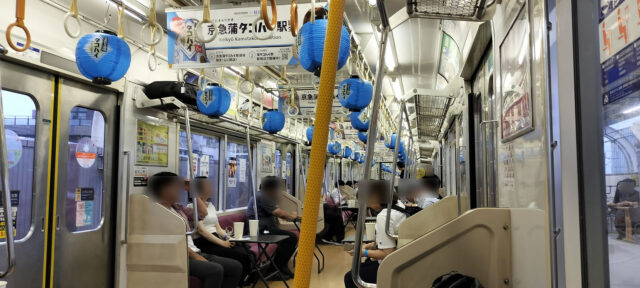 車内。