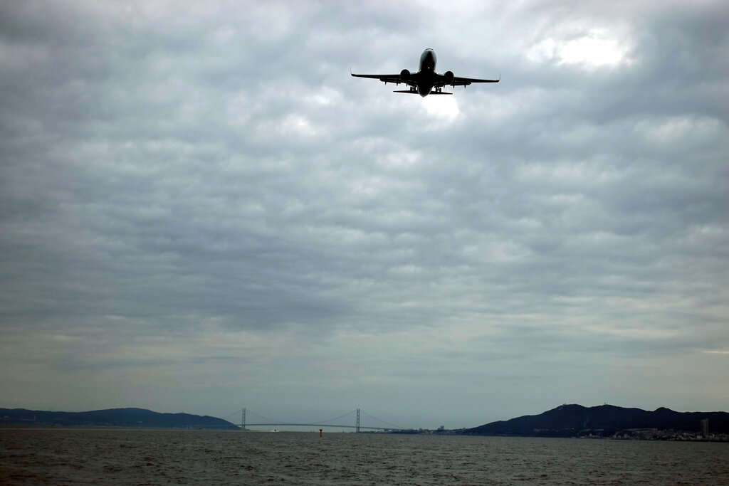 真上を飛ぶ飛行機