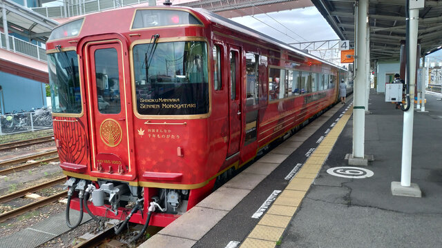 多度津駅に停車