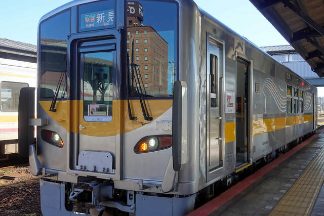 津山駅で発車を待つDEC700