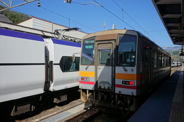 キハ120とE353系