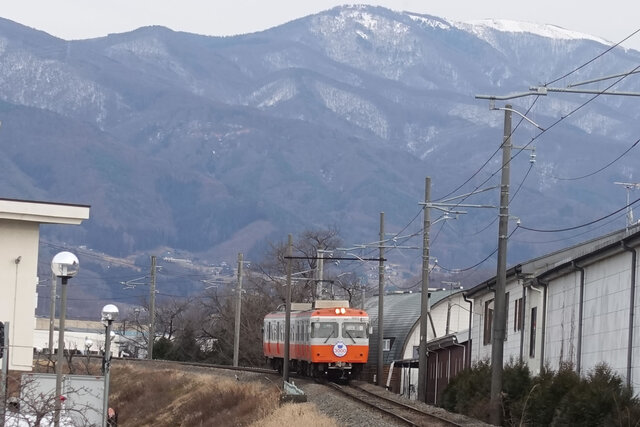 山をバックに3000形