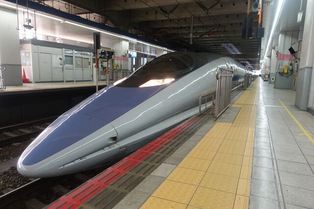 博多駅で出発を待つ500系。
