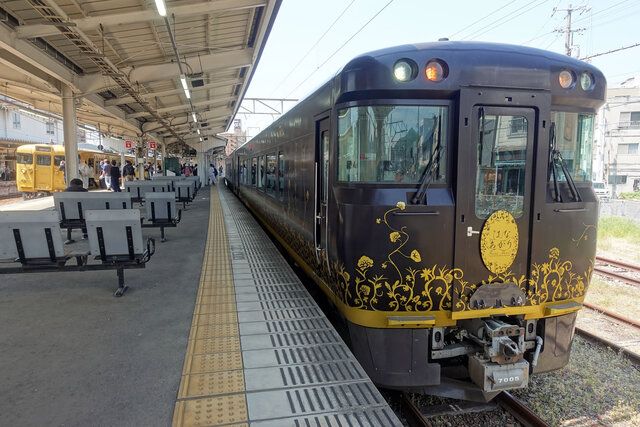 尾道駅に停車中の「はなあかり」