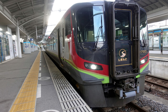 高松駅に停車中の「しまんと1号」