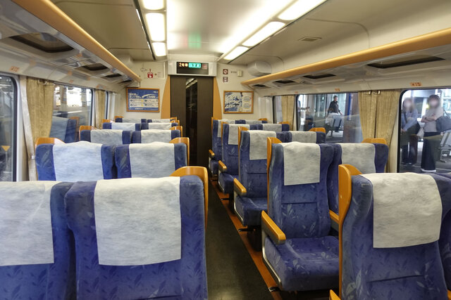 8000系車内。