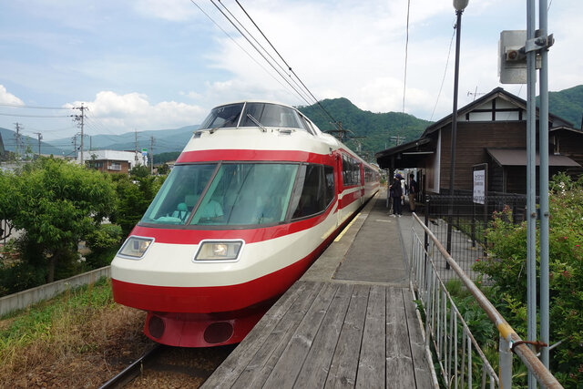 中野松川駅に到着した「ゆけむり」