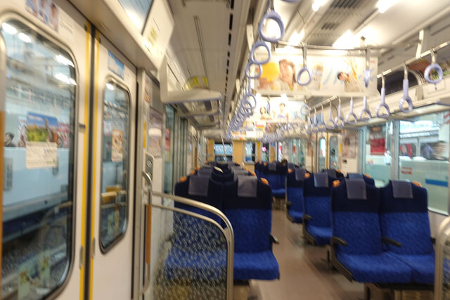 車内。