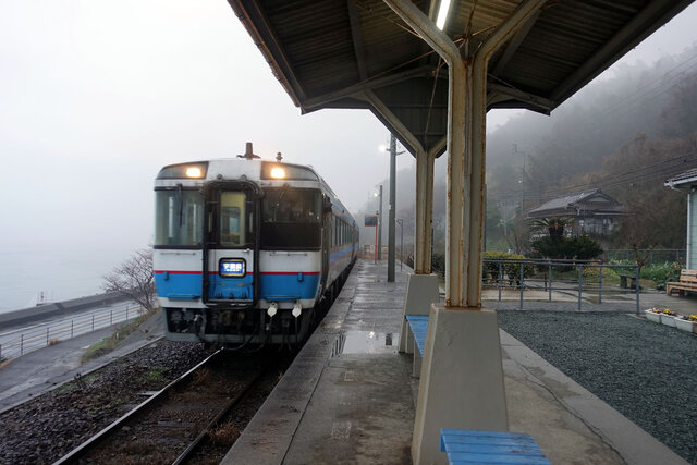 下灘駅を発車する宇和島行き。