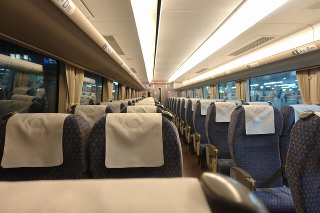 車内。