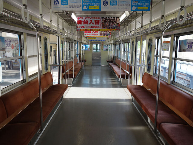 車内。