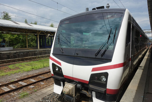 花巻駅に入線する「ひなび 釜石」