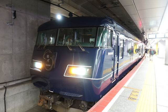 入線したWEST EXPRESS 銀河