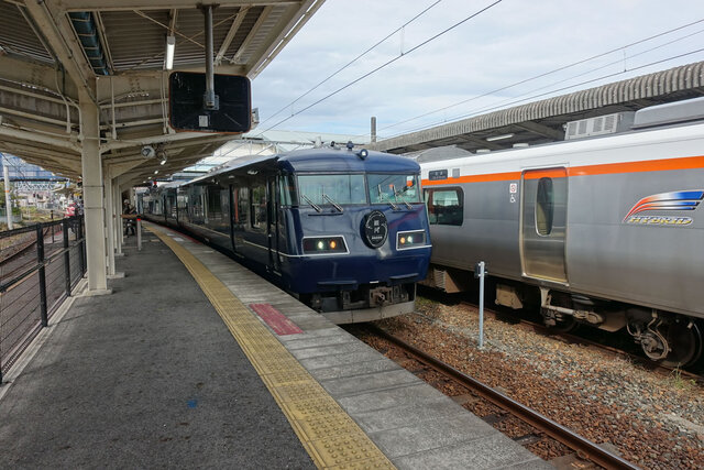 紀伊勝浦に入線する「WEST EXPRESS 銀河」