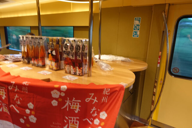 4号車ではみなべ梅酒の販売が