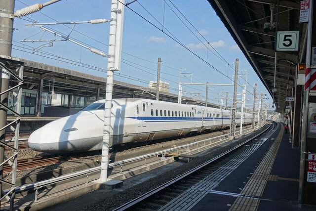 カーブするホーム