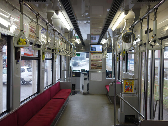 8000系車内