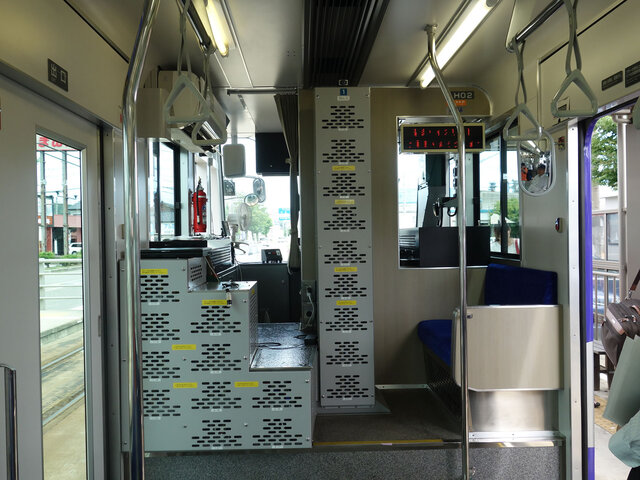 LH02形電車車内