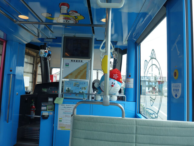 ドラえもんトラム車内