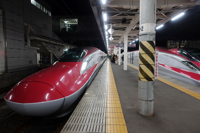 2本の「こまち」が並ぶ大曲駅。