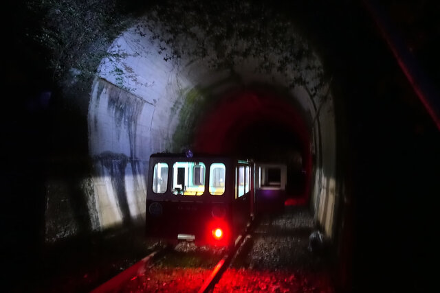 トンネル内に停車中の列車。