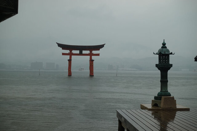 厳島神社からみたフェリー