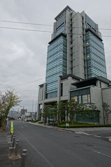 魚町バス停すぐ横にある山陰合同銀行本社ビル