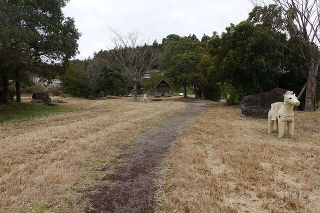 八重垣神社に続く道