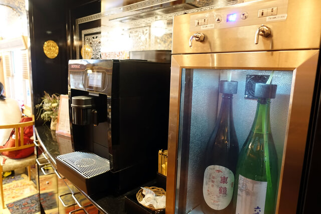 コーヒーマシンと日本酒BAR
