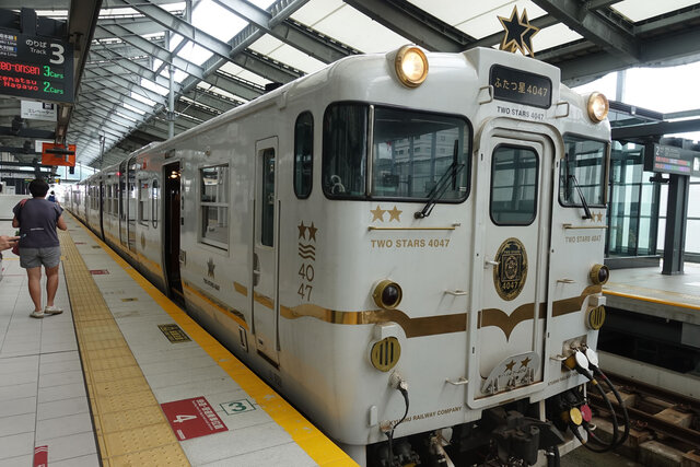 長崎駅に停車中の「ふたつ星4047」