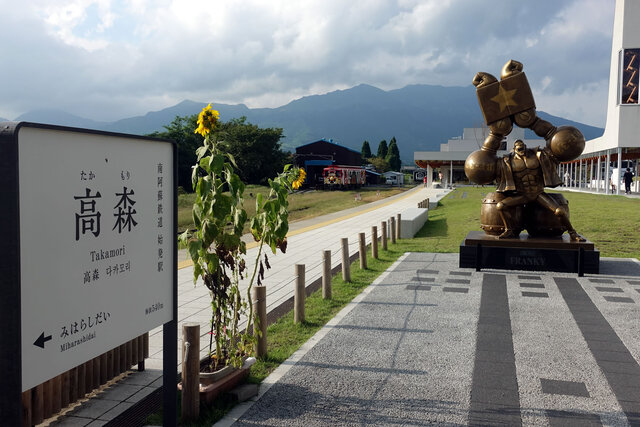 高森駅のフランキー像