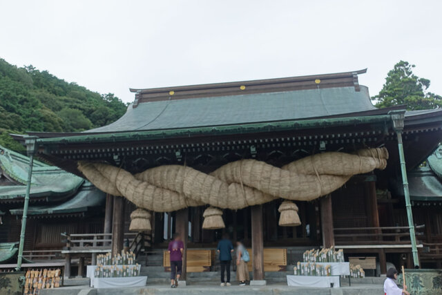 本殿と大しめ縄