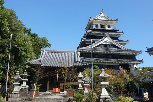 中津城と奥平神社。