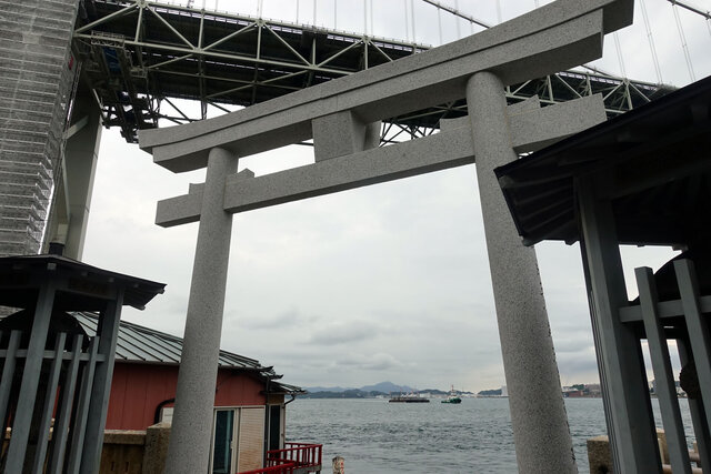 関門橋と鳥居